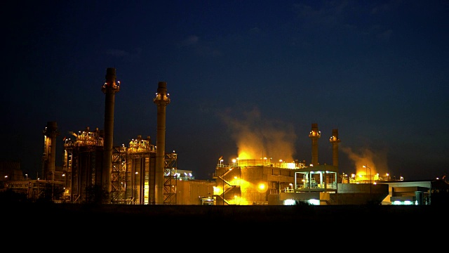 夜景工业发电厂和石油化工厂。4K分辨率视频素材