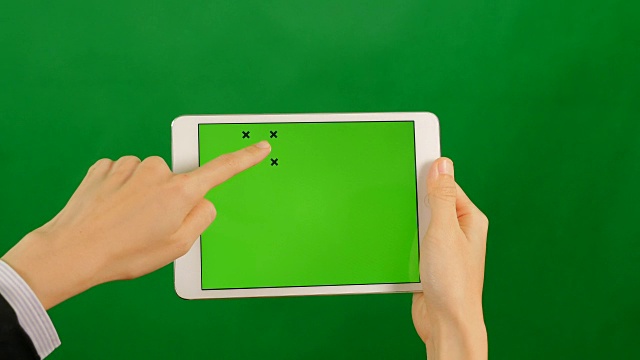 女商人在绿色背景上使用空白的绿色屏幕平板电脑。视频素材