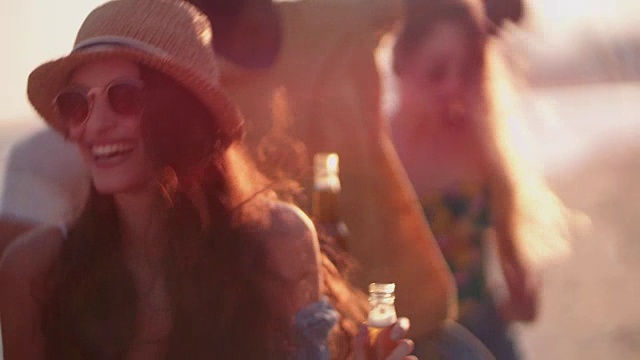 年轻的多民族潮人在海滩派对上跳舞喝啤酒视频素材
