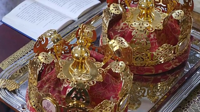 婚礼仪式的教堂属性。金冠在祭坛上。牧师的属性。教堂内部视频下载