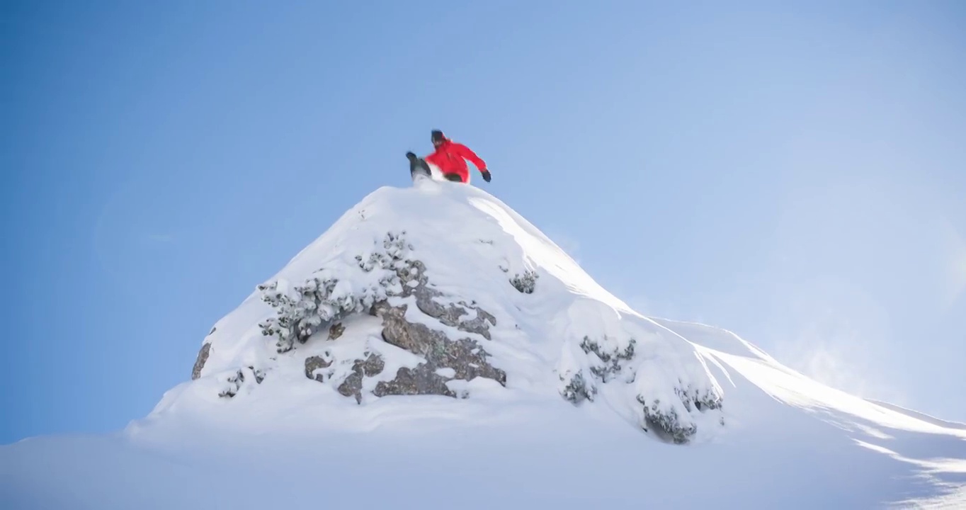 滑雪运动员从悬崖上跳下视频素材