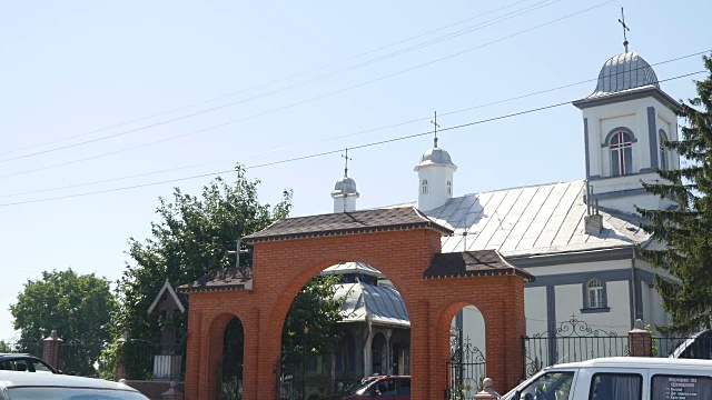 东正教堂，进入东正教堂领土的大门，拱门，晴朗的日子，绿树视频下载