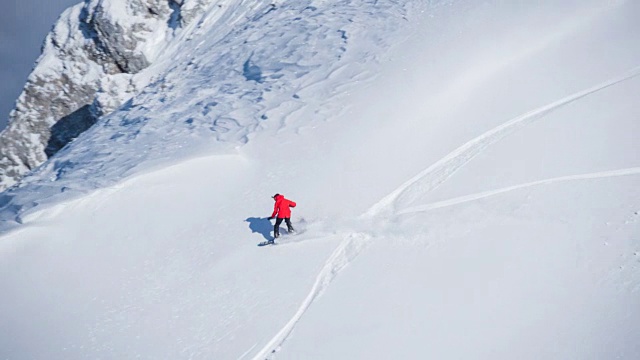 在偏远地区无标志的斜坡上滑雪视频素材