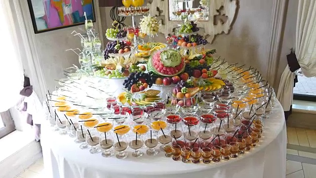婚礼自助餐桌上各种新鲜水果。水果和浆果婚礼餐桌装饰。自助餐接待，果酒，香槟。婚礼装饰桌子视频素材