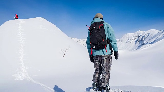 滑雪者探索冬天的雪景视频素材