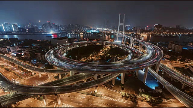 T/L路交叉口在晚上/上海，中国视频素材