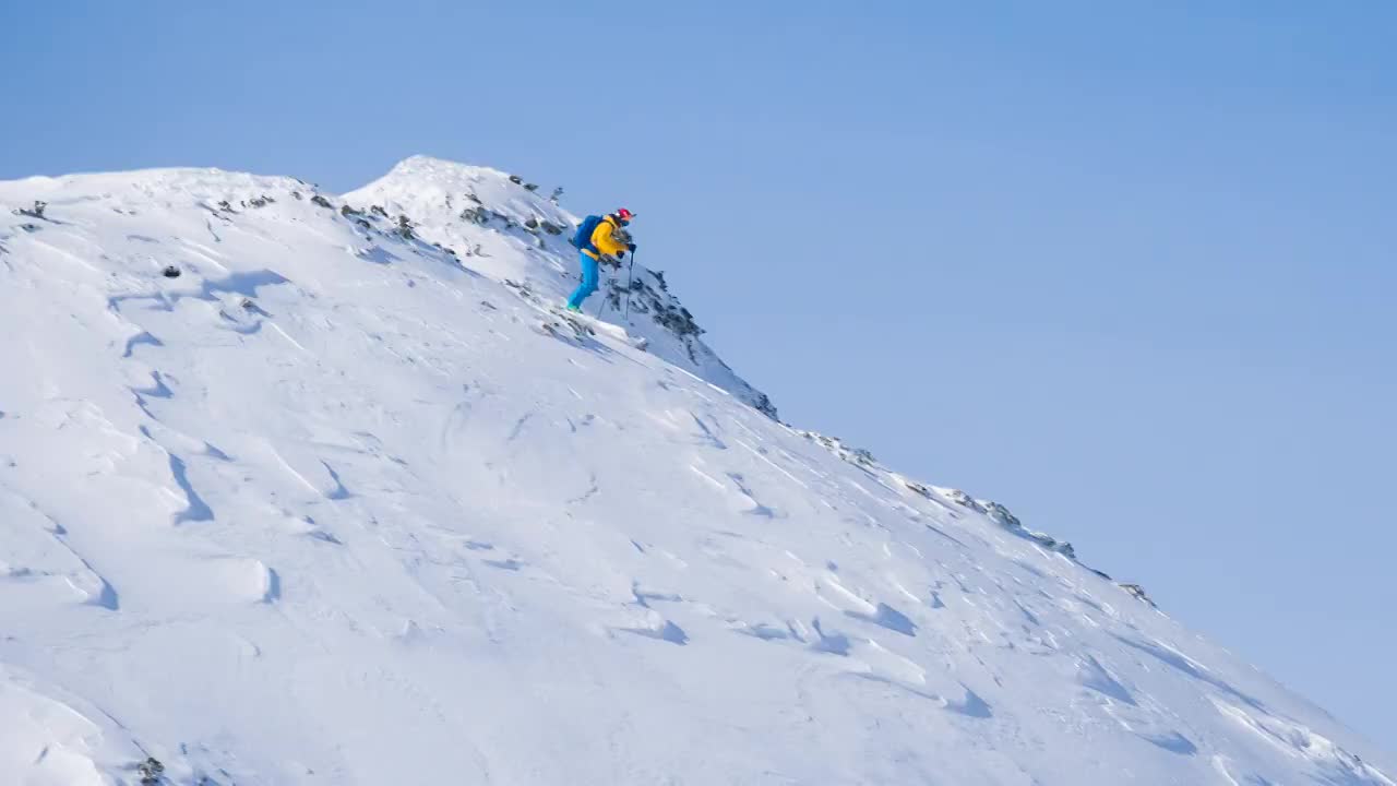 在偏远地区的粉状雪上极限滑雪视频素材