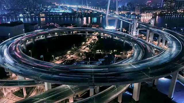 中国上海，多条高速公路夜间高峰时刻的交通状况视频素材