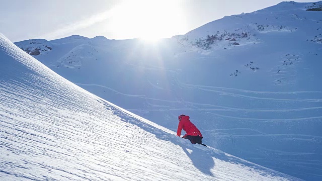 在雪山上滑雪视频素材