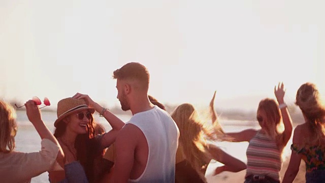 年轻的多民族朋友在夏季海滩派对上聚会和跳舞视频素材