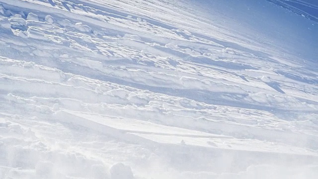 在一个阳光明媚的冬日里的野外滑雪视频素材