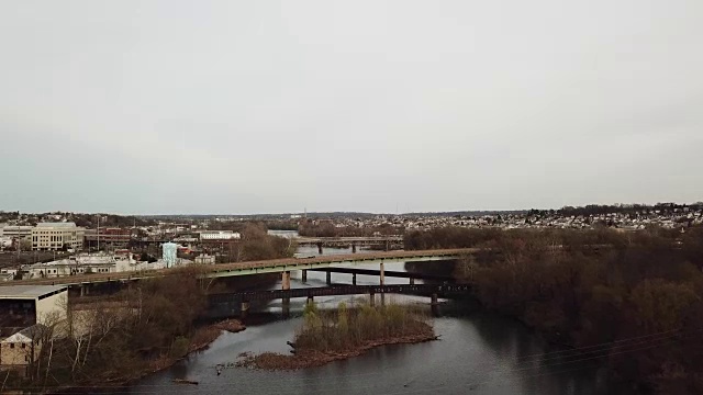 一架无人机飞向宾夕法尼亚州诺里斯敦公园旁斯古基尔河上的202号公路大桥视频素材