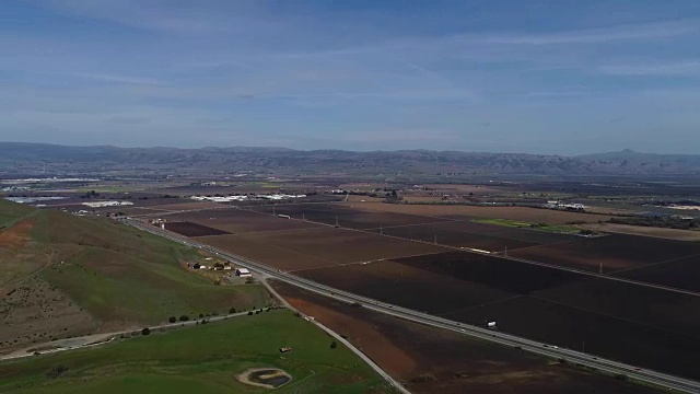 一架无人机拍摄了加州吉尔罗伊乡村农田的全景视频素材