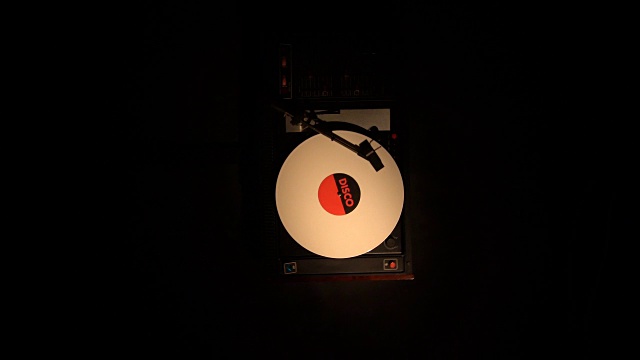 黑胶唱片在pleer上。从旧唱机里播放一首歌。视频素材