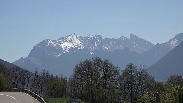 法国Isere Alta Alpi山脊和道路的视图放大视频素材