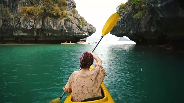 下龙湾的女子皮划艇视频素材