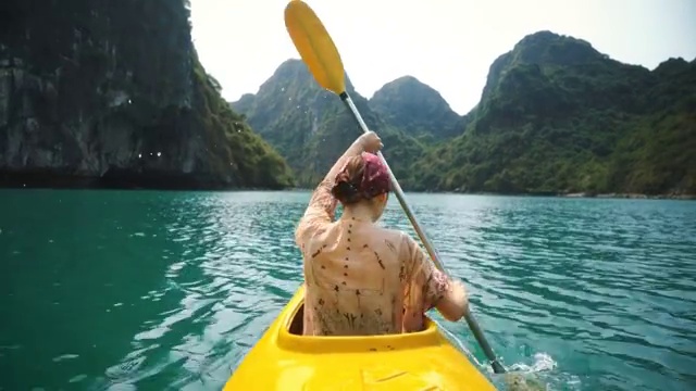 下龙湾的女子皮划艇视频素材