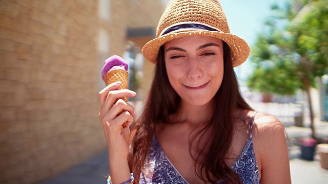 美丽的黑发女游客在暑假吃冰淇淋视频素材