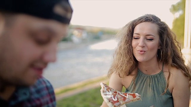 年轻夫妇在户外吃披萨视频下载