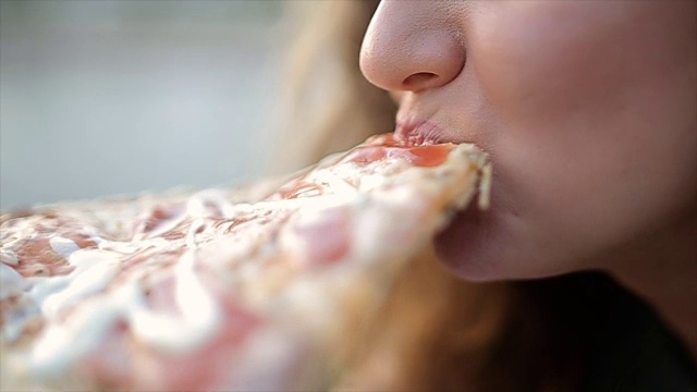 吃着美味的披萨，特写视频下载