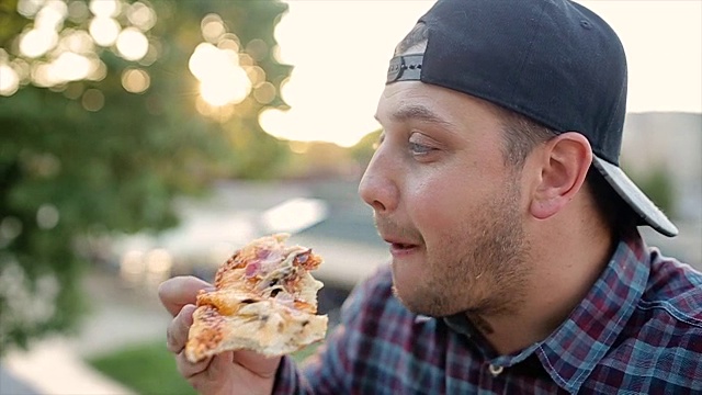 吃披萨的年轻人视频下载