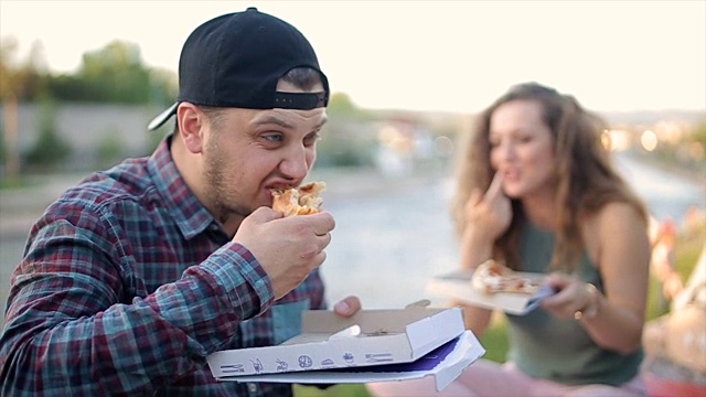 朋友们在户外吃披萨视频下载