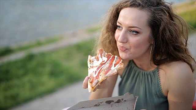 年轻女子吃披萨视频下载