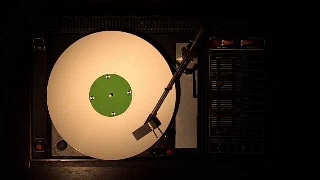 黑胶唱片开业。播放旧转盘上的4k俯视图歌曲。视频素材
