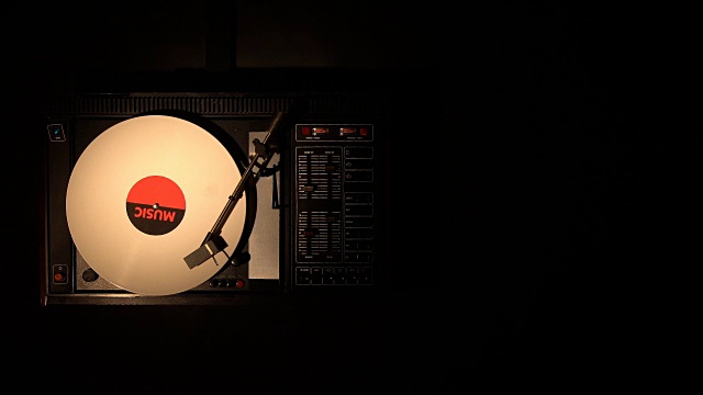 唱针在黑胶唱片上转动的唱机转盘视频素材
