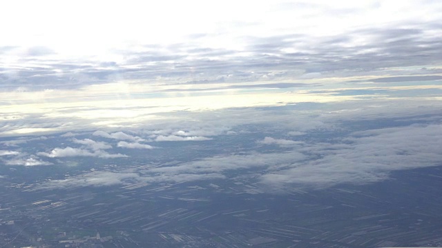 4K剪辑镜头看窗外的一架飞机，可以山与河和云的天空，交通概念视频素材