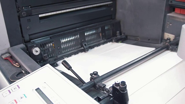 印刷机在印刷厂的工作过程中视频素材