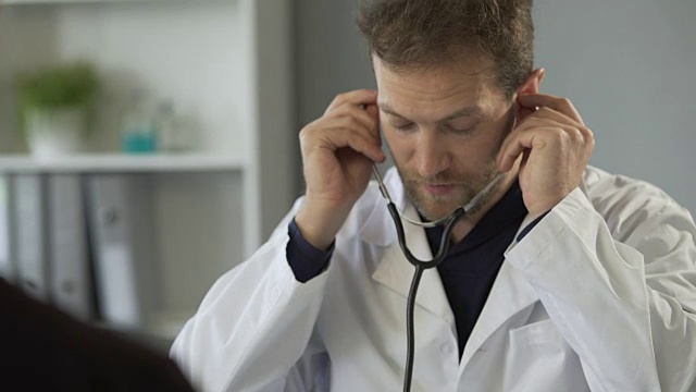 医疗咨询时，医生准备用听诊器听心跳视频下载