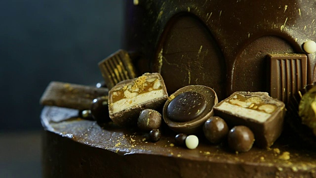 精美的巧克力蛋糕装饰特写视频下载