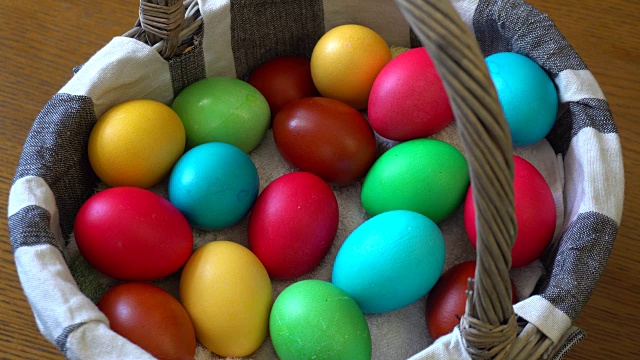 装有五颜六色复活节彩蛋的篮子视频下载