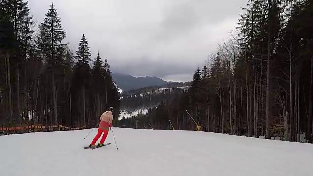 滑雪者沿斜坡下山。视频素材
