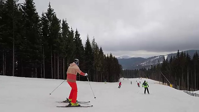 滑雪者从山坡上下来。视频素材
