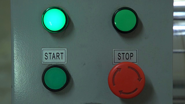 绿色按钮启动，红色按钮停止视频下载