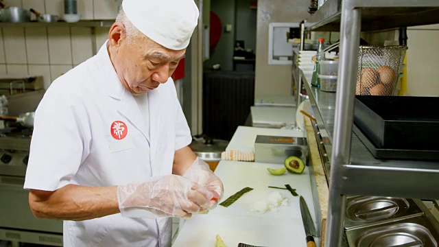 男厨师在4k厨房准备寿司视频素材