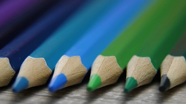 彩色铅笔按彩虹的颜色排列视频素材