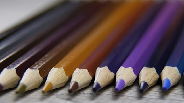 彩色铅笔的所有颜色的彩虹视频素材