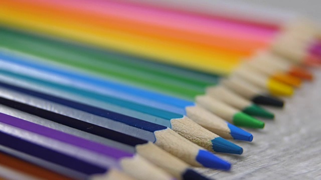 彩色铅笔的所有颜色的彩虹视频素材