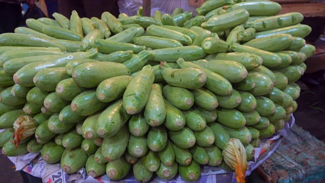 蔬菜市场上的西葫芦视频下载