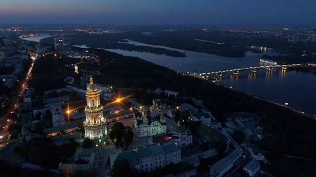 日落时分基辅佩切尔斯克拉夫拉的鸟瞰图。夜间飞越基辅-佩切尔斯克拉夫拉东正教修道院上空。基辅,乌克兰视频下载
