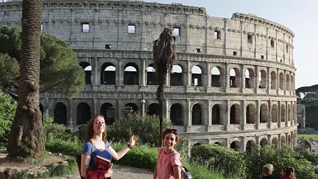 女游客在罗马:竞技场旁边视频下载