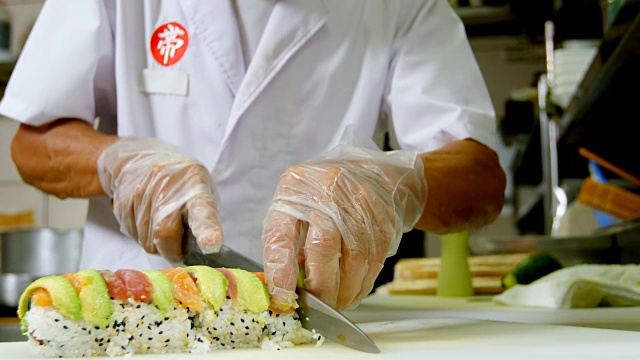 男厨师在4k厨房准备寿司视频素材