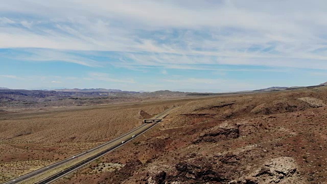 一架无人机飞过亚利桑那州威洛比奇拉斯维加斯外的93号高速公路视频素材