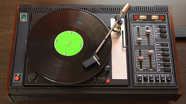 黑胶唱片开业。播放旧转盘上的4k俯视图歌曲。视频素材