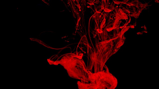 用高速相机在水中拍摄红墨。血迹的颜料掉落，反应，在黑色上创造出抽象的云的形成和变形。艺术背景。缓慢的运动。4 k视频素材