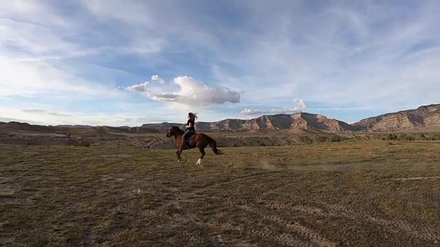 骑马，女孩骑着野马穿越沙漠视频素材