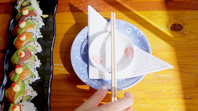 一个女人在4k餐厅吃寿司视频素材